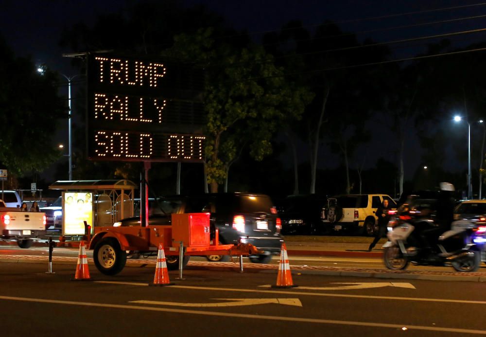 Muestras de apoyo y rechazo a Donald Trump en Costa Mesa, California