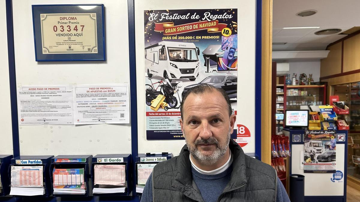 VIDEO | Una autocaravana, 10 lingotes de oro y tecnología: la cesta de Navidad del Estanco de Colón que sortea en Cáceres