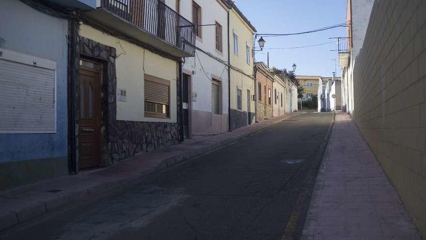 A la izquierda, la persiana tiroteada de la calle Travesía de Alfonso IX contra la que dispararon de madrugada.