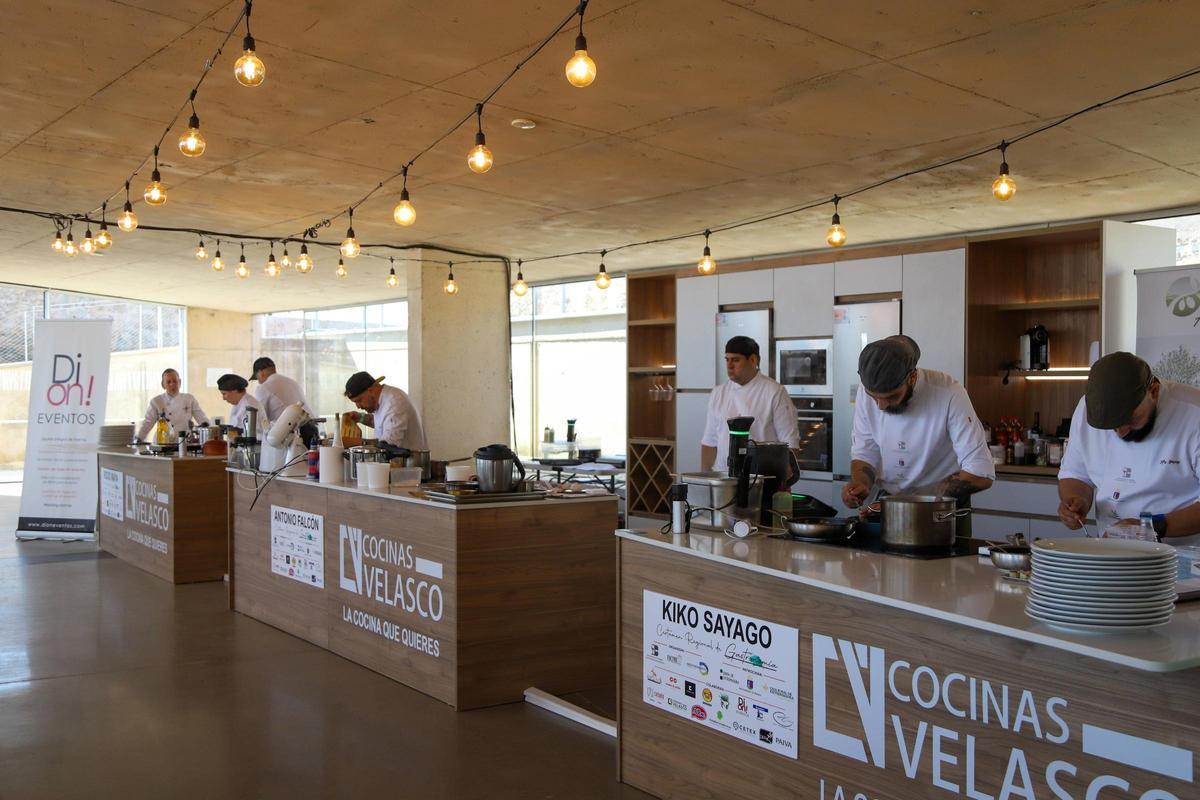 Lo tres finalistas elaboran sus platos durante el concurso celebrado en Badajoz.