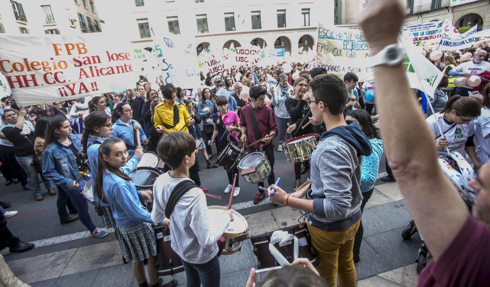 Manifestación en contra de los recortes de aulas en la enseñanza concertada