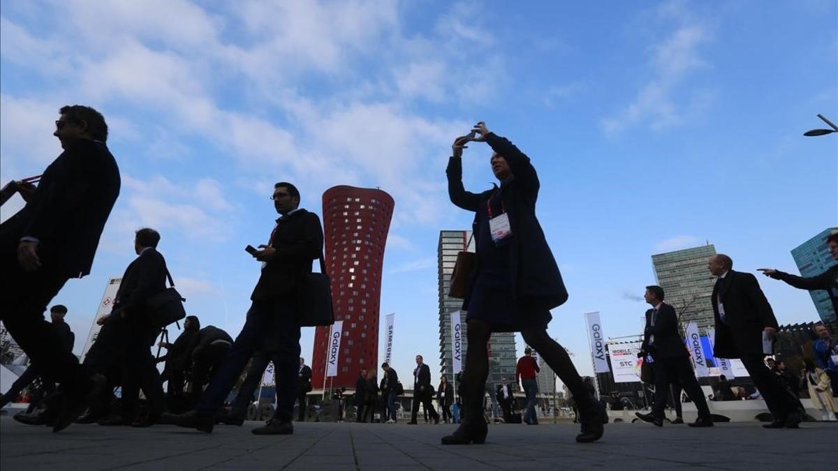 Entrade de los participantes en la primera jornada del Mobile World Congress 2017 en la Fira de Barcelona.