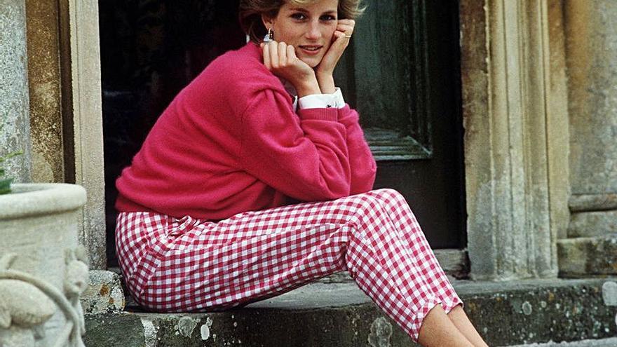 Diana Spencer, con un típico jersey de pico.