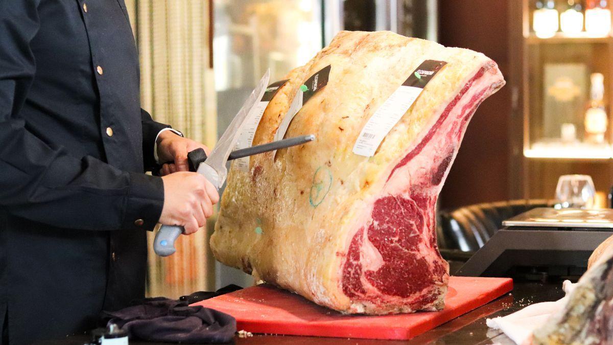 El chef de Rocacho, Jairo Soria, trocea el chuletero del que saldrán las chuletas de buey de Minhota.