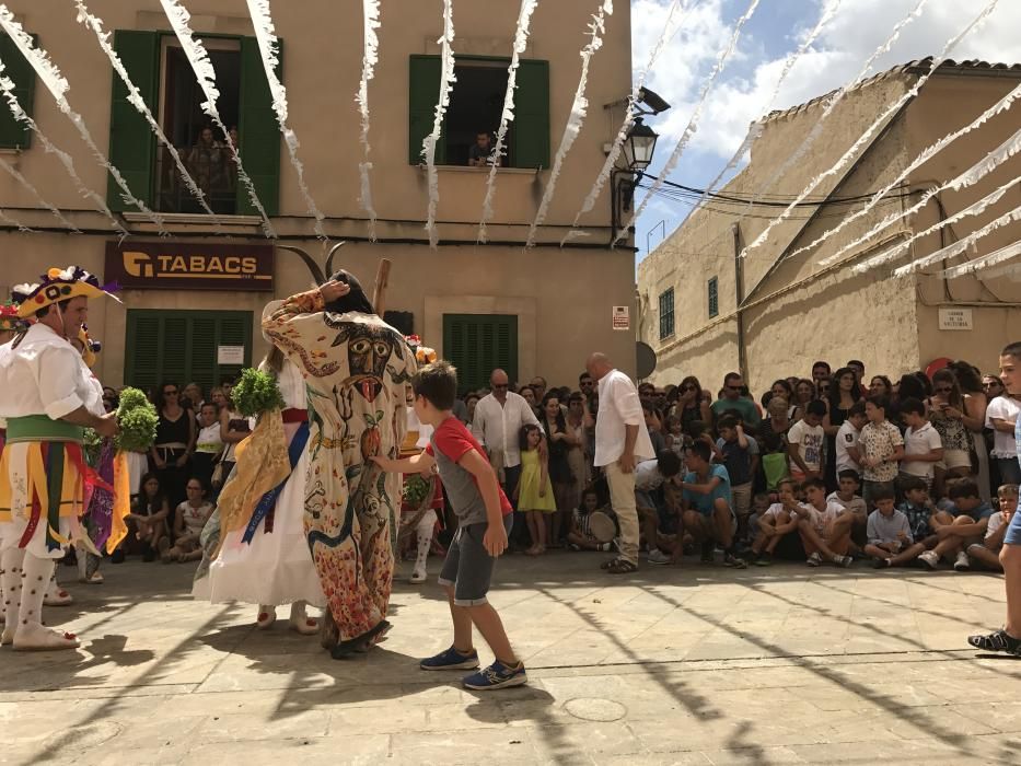 Los 'Cossiers' de Algaida tumban al 'dimoni' tras la misa en honor a Sant Jaume