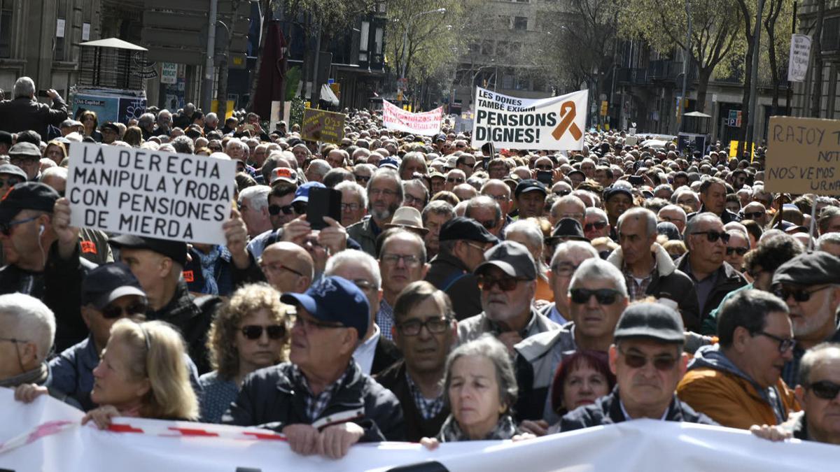 Cabecera de la manifestación de los pensionistas del 17 de marzo en Barcelona.