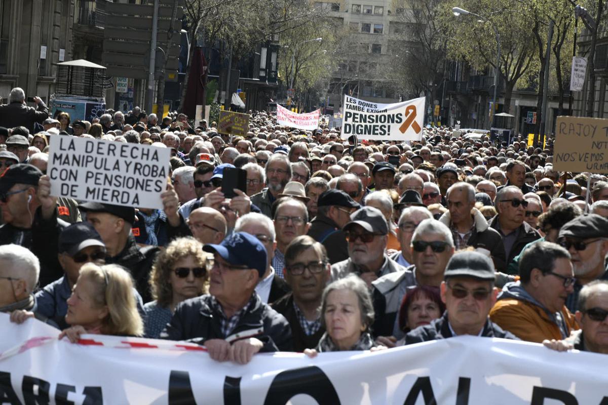 Cabecera de la manifestación de los pensionistas del 17 de marzo en Barcelona.