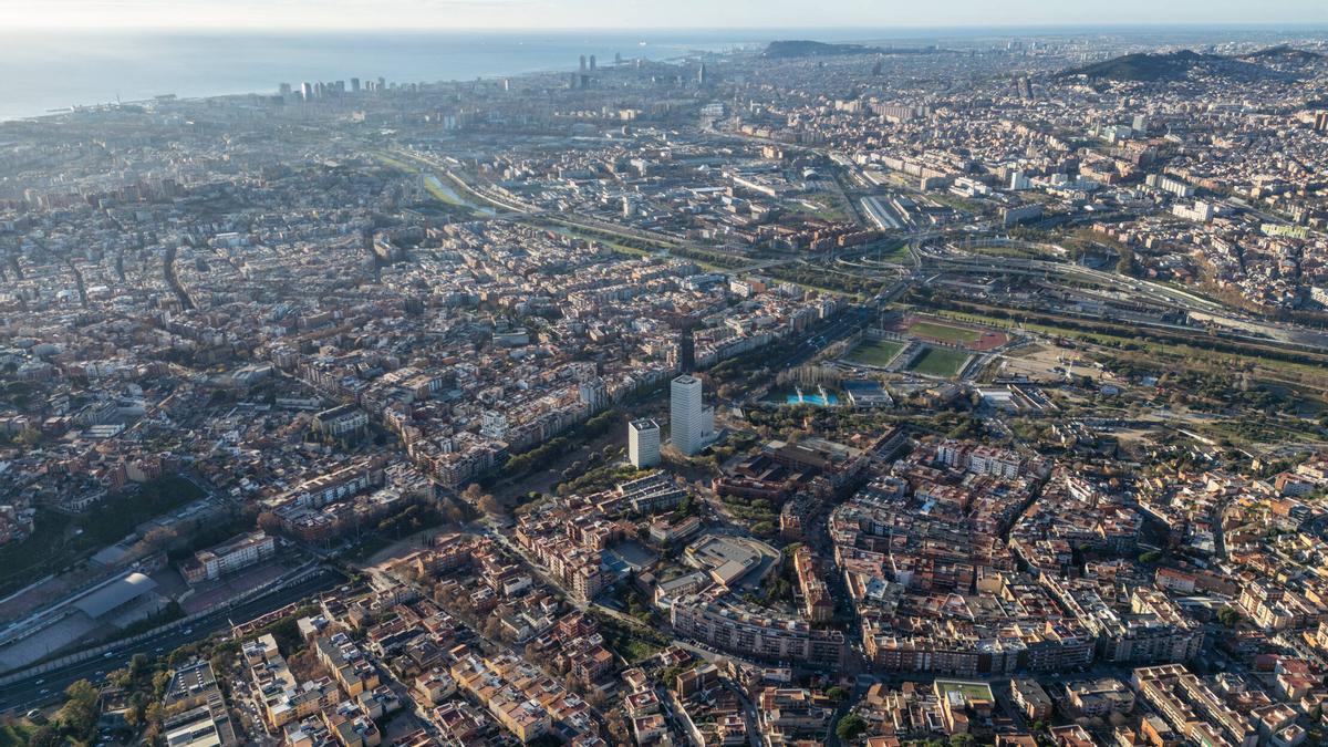Vista aérea del área metropolitana de Barcelona desde Santa Coloma de Gramenet.