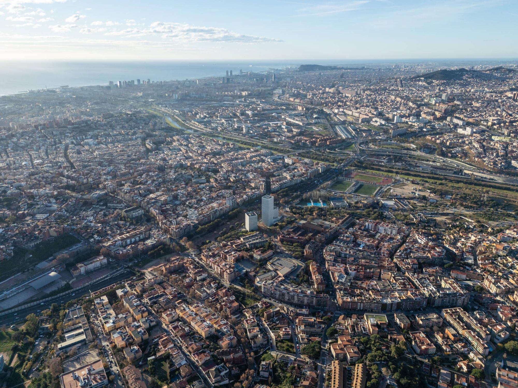 Vista aérea del área metropolitana de Barcelona desde Santa Coloma de Gramenet.