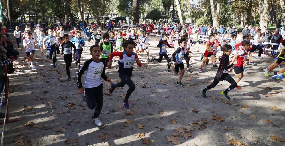 Más de 1.100 jóvenes atletas desafían a las bajas temperaturas para participar en la tradicional carrera de cross escolar.