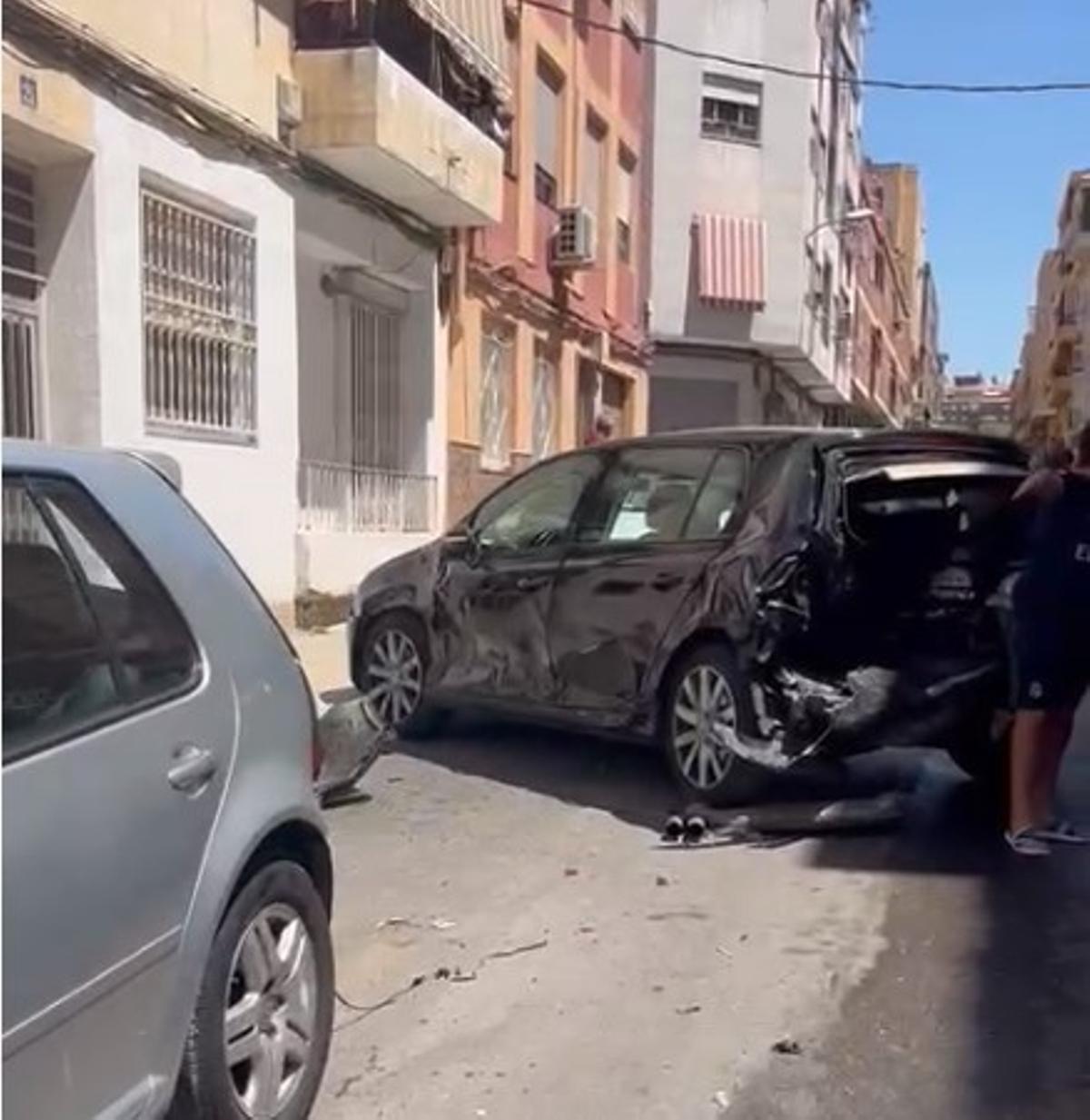 Estado de uno de los coches aparcados en la calle tras el accidente.