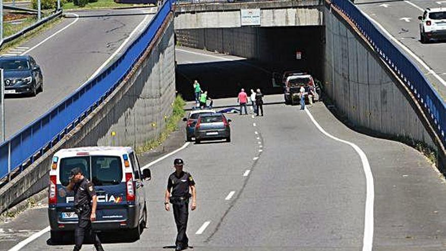 Al fondo, las víctimas a la entrada del túnel.