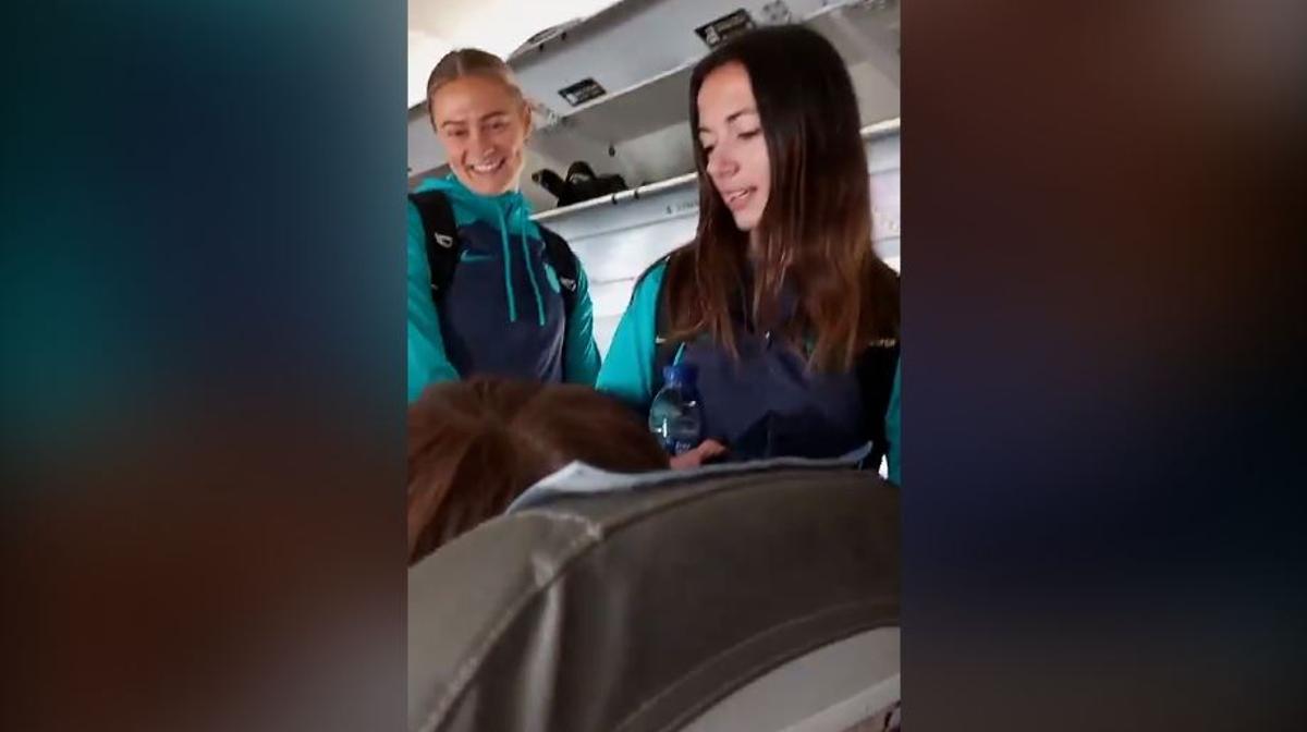 El momento cómico de Aitana Bonmatí con una fan en el avión rumbo a Granada