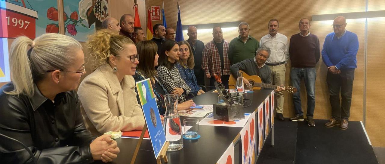 Las hijas de Dacal, en primer término, tras la entrega de la medalla de bronce de Múnich-72 en Candás, con Pipo Prendes y el coro «Gabiana» al fondo. | J. A. O.