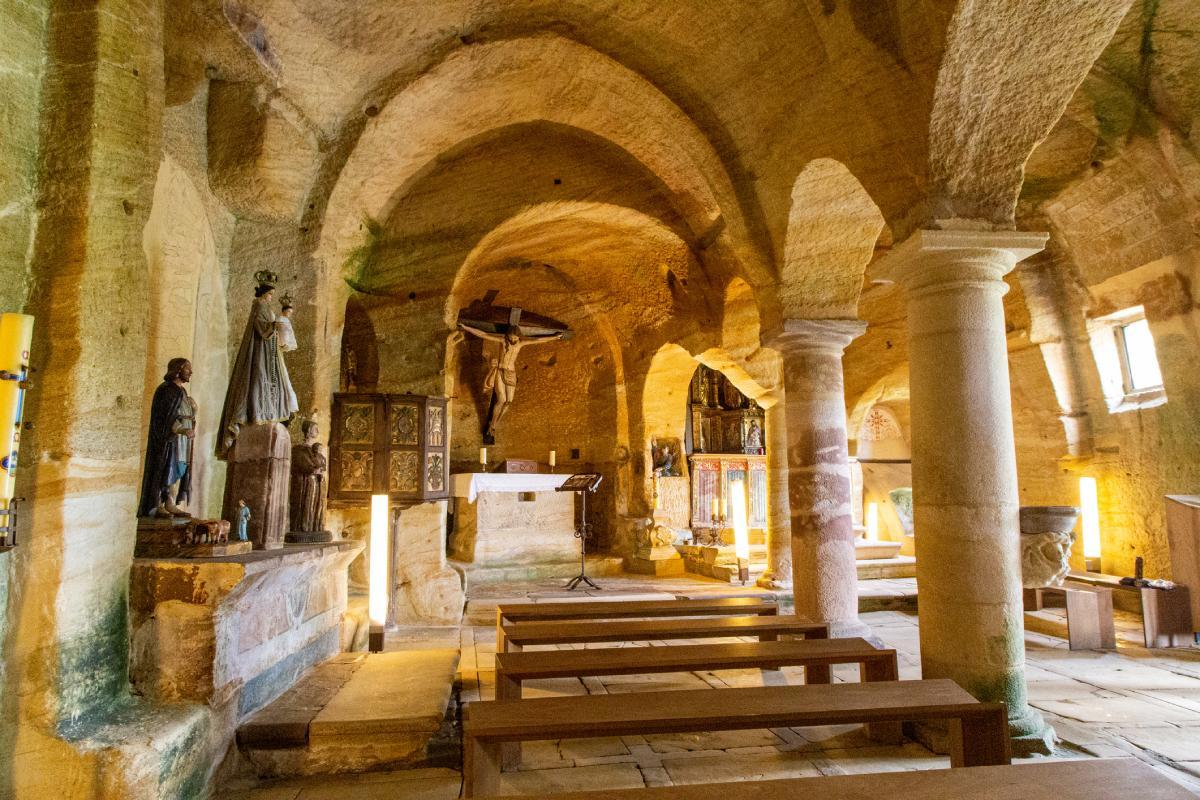 El interior de la iglesia de Santos Justo y Pastor en Olleros de Pisuerga (Palencia)