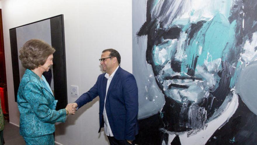 El artista Santiago Ydáñez saluda a la Reina Sofía frente a &quot;Retrato fallido de Lorca&quot;, obra ganadora del Premio BMW de Pintura 2018.