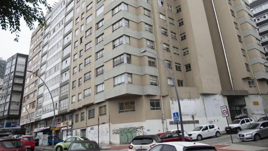 Edificio con pisos turísticos en Os Mallos.