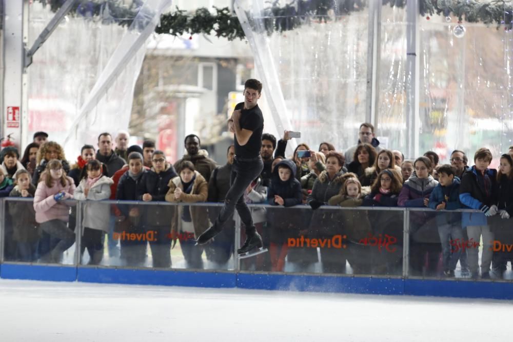 Exhibición de patinaje sobre hielo en Gijón