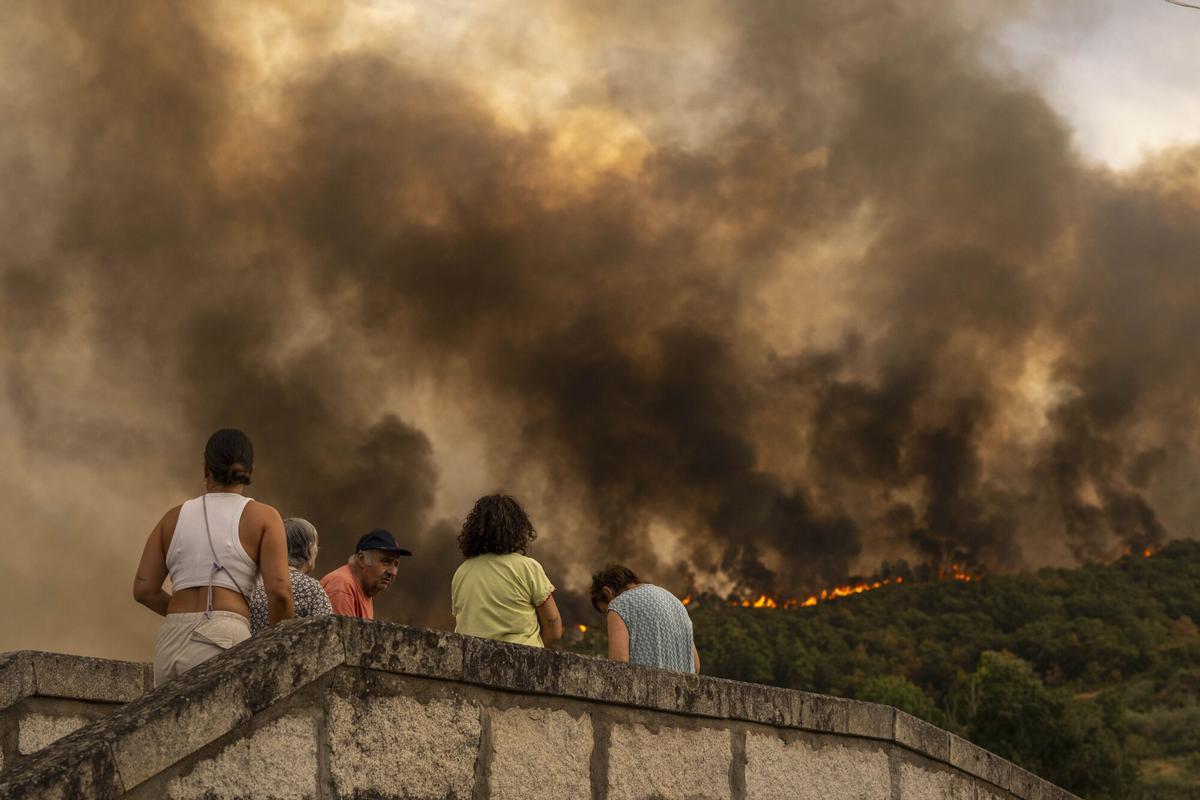 Imágenes del incendio forestal en Vilaza (Monterrei).