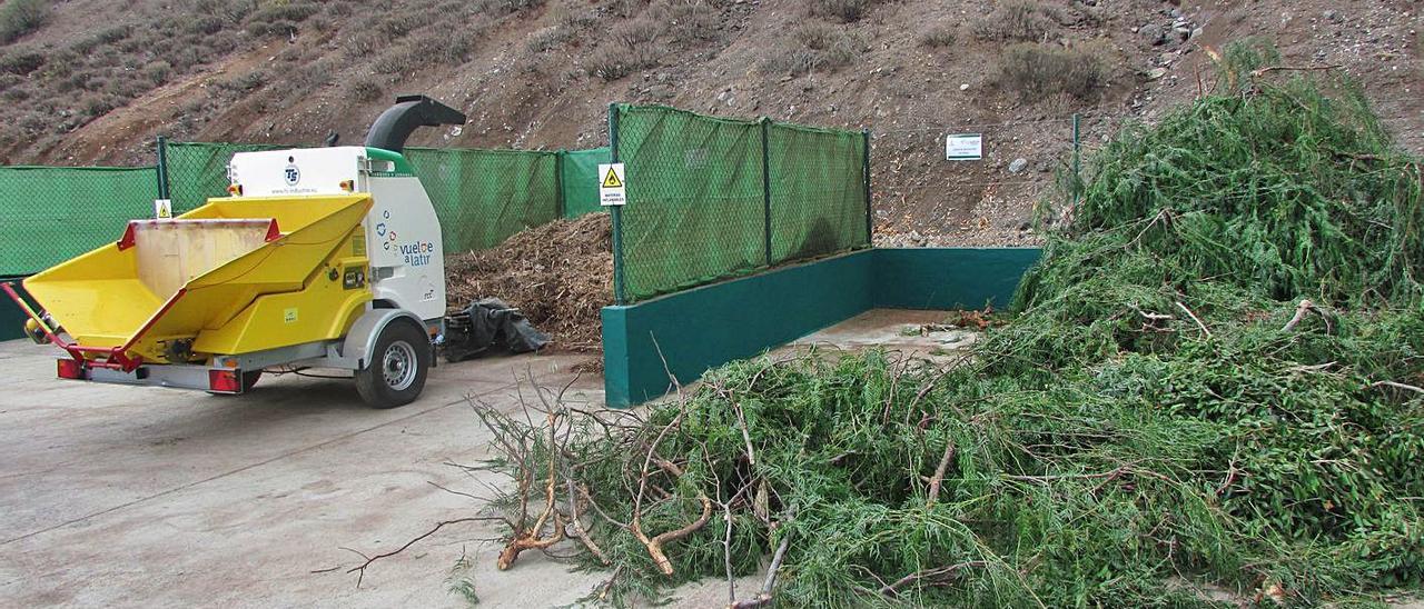 Un vehículo manipula las podas para obtener compost para jardines.