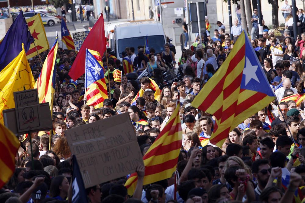 Manifestació d'estudiants universitaris i de secundària al centre de Girona