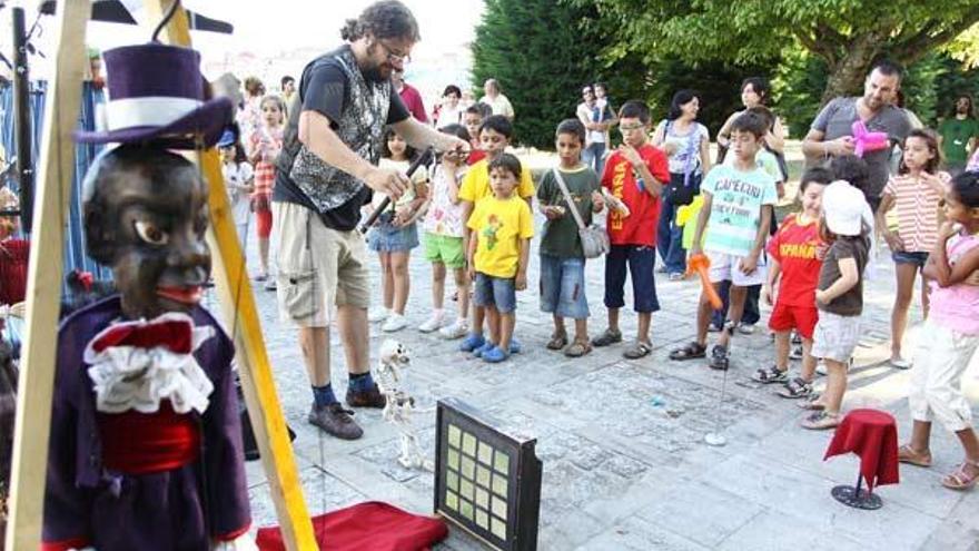 Actuación de títeres en las calles de Cangas.  // Carmen Gimánez