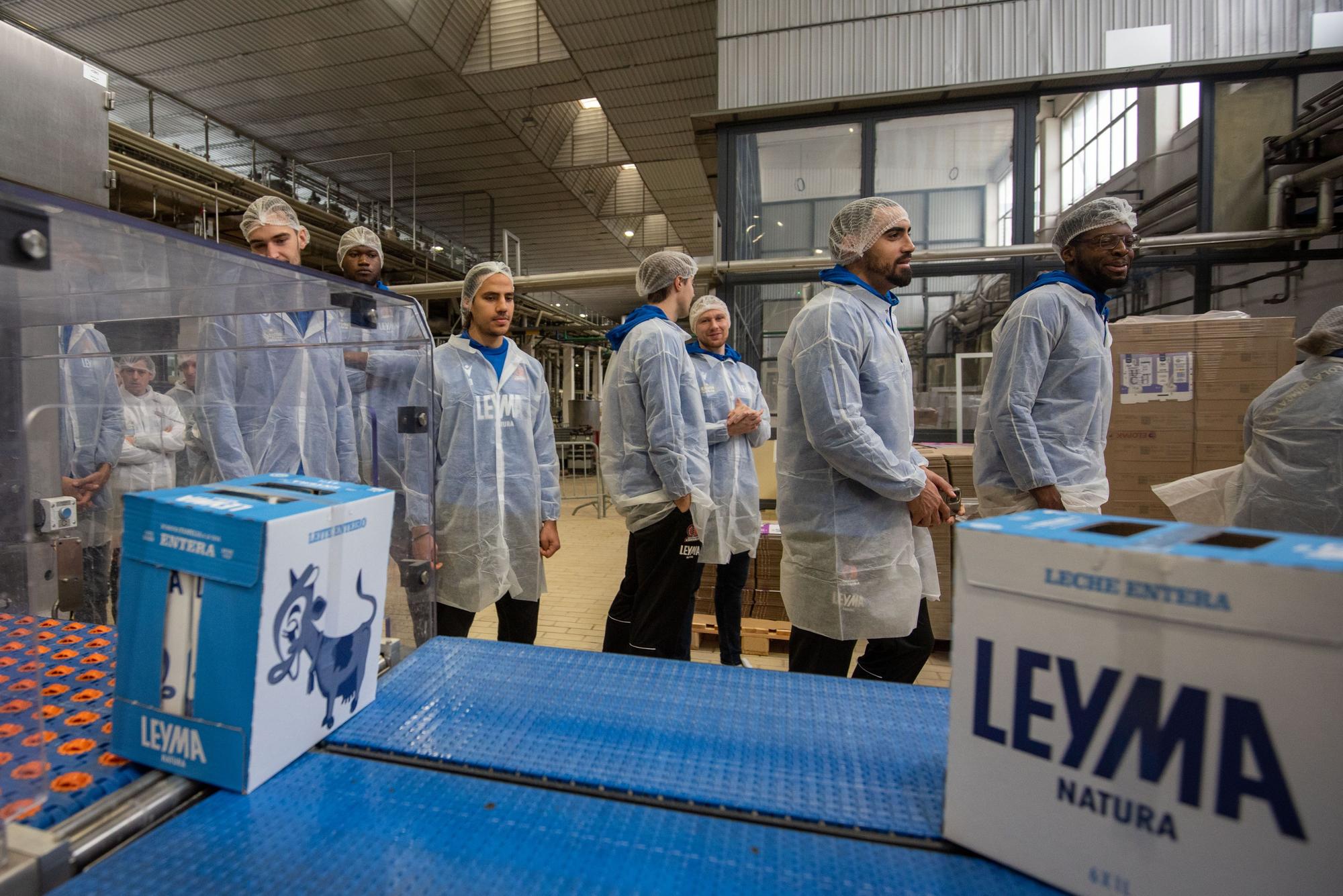 Los jugadores del Básquet Coruña visitan la fábrica de Leyma