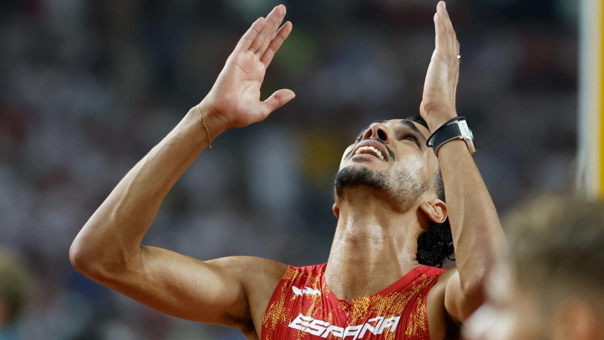 Katir mira al cielo tras proclamarse subcampeón mundial en 5.000