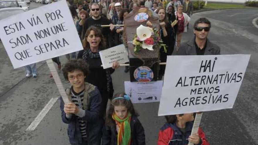 Protesta en Sada convocada por la Plataforma en Defensa da Ría contra el trazado del vial. / víctor echave