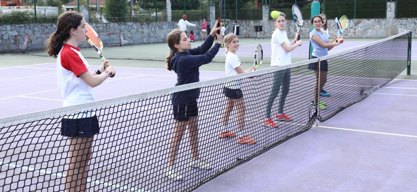 Por la izquierda, Cecilia Izquierdo, Carmen Fernández, María Rodríguez, África Álvarez y Rosita Cuetos, entrenando ayer en el Club de Tenis. | Juan Plaza