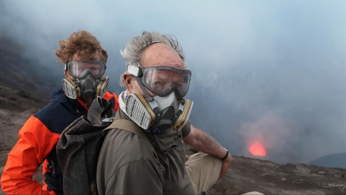 Werner Herzog, con Clive Oppenheimer, en 'Dentro del volcán'