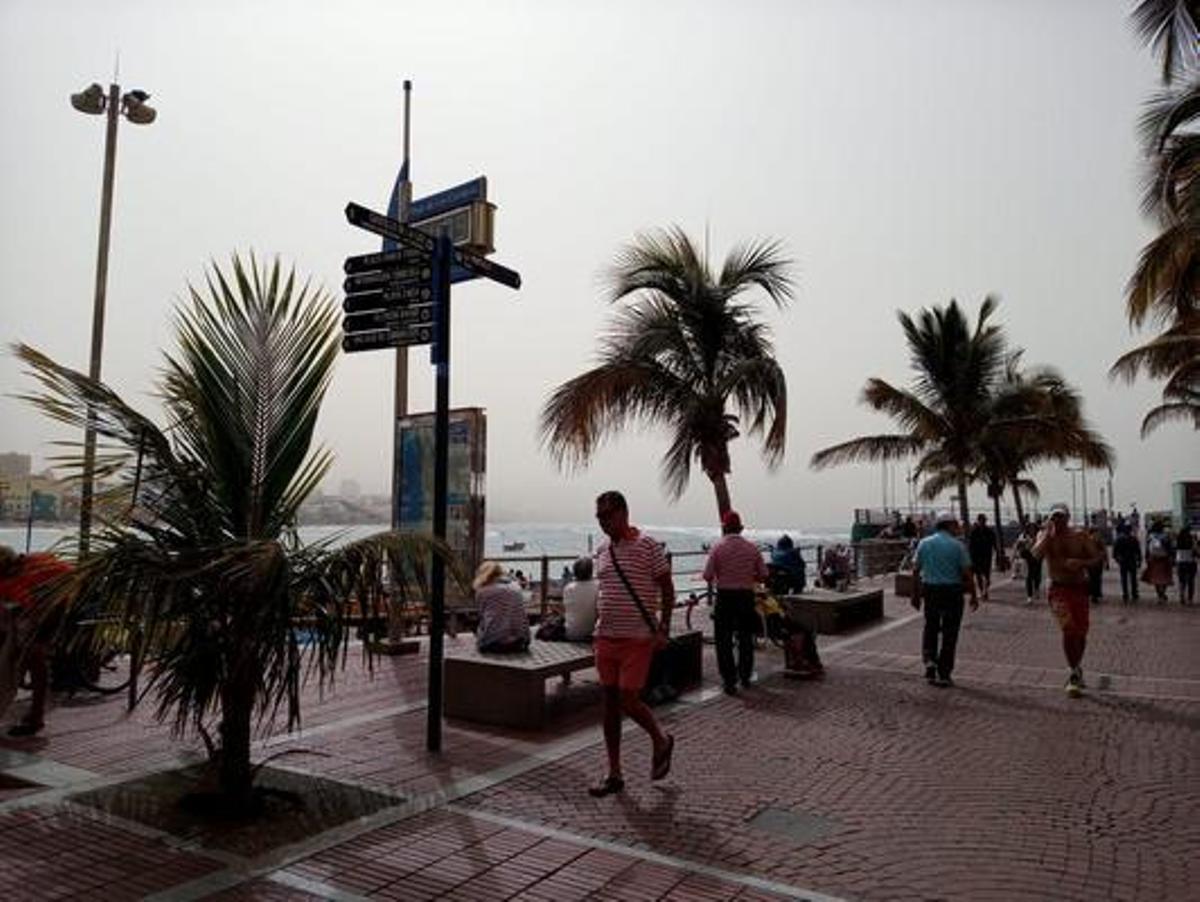 La calima tapona el cielo de Canarias
