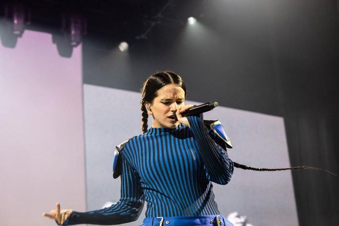 Rosalía, con trenzas infinitas en su concierto de Almería del Motomami Tour