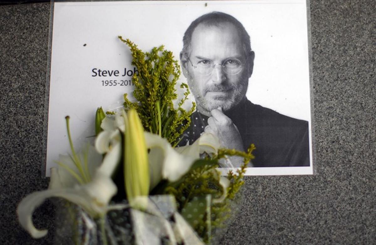 Flors davant un retrat de Steve Jobs, en una plaça de Xangai. Flors davant un retrat de Steve Jobs, en una plaça de Xangai.