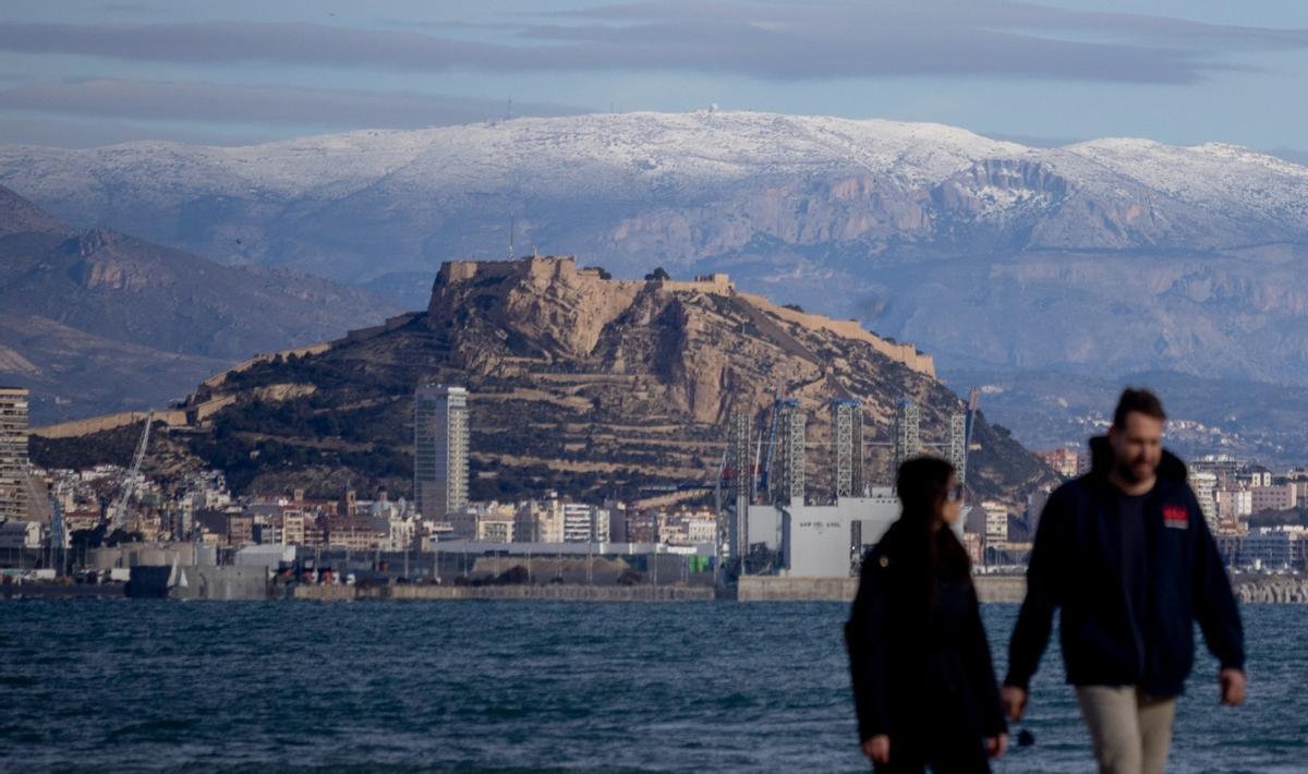 La nieve corona Aitana el Día de Reyes: así se ve desde la playa del Postiguet de Alicante La nieve corona Aitana el Día de Reyes: así se ve desde la playa del Postiguet de Alicante