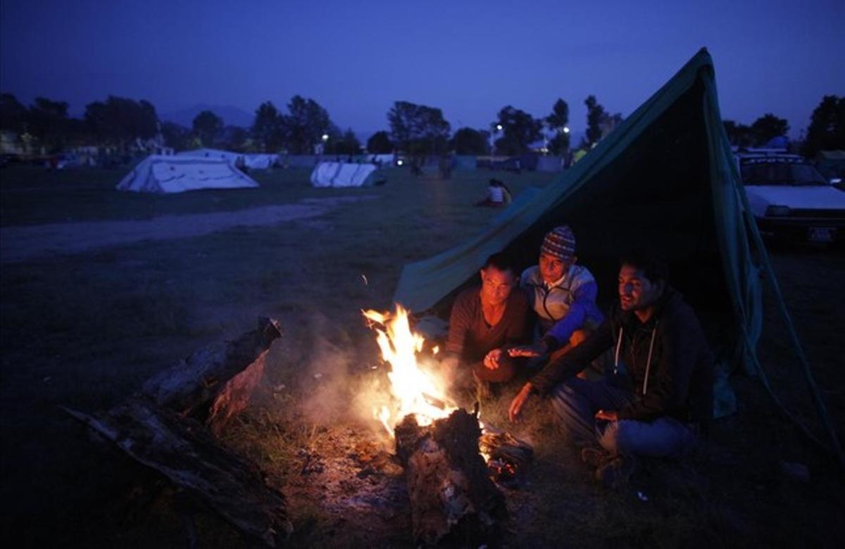 Nepaleses se hacen te durante su estancia en la tierra abierta de los temores de los temblores del terremoto en Katmandú, Nepal, Lunes, 27 de abril de 2015