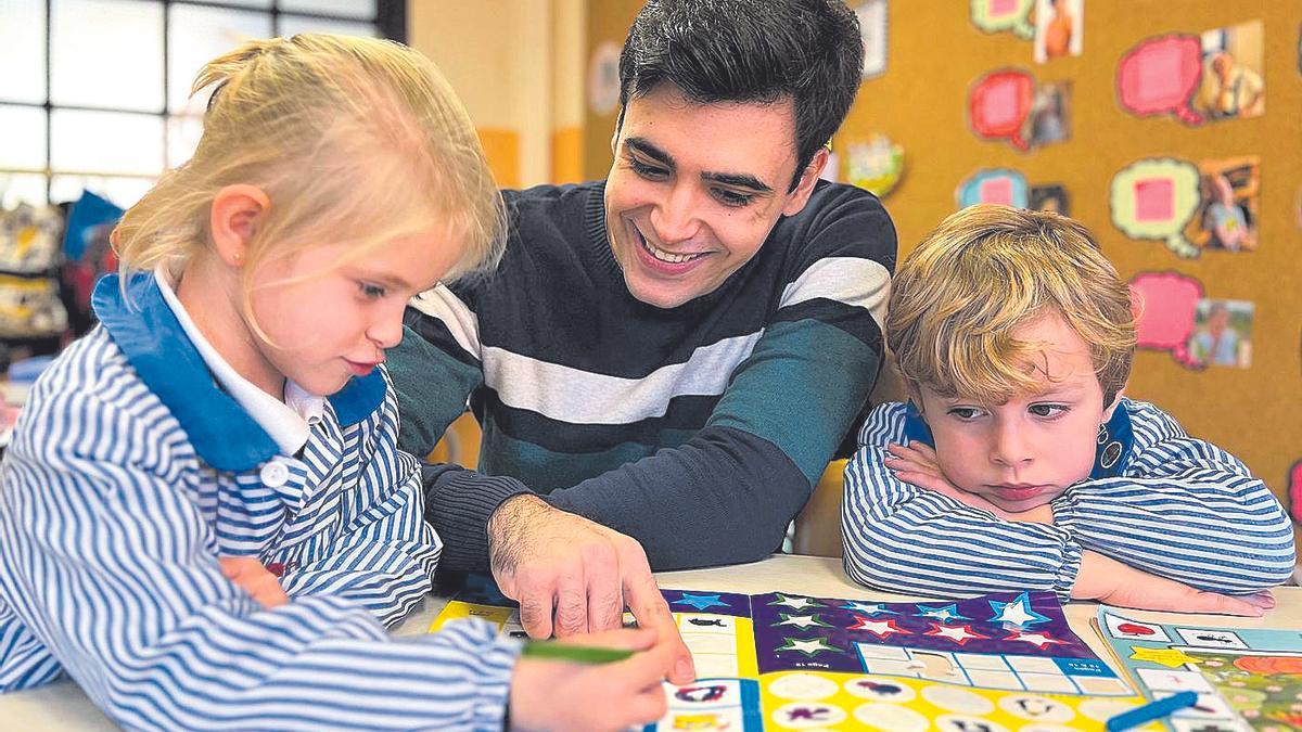 Los futuros maestros interactúan con los más pequeños bajo la tutela de docentes expertos