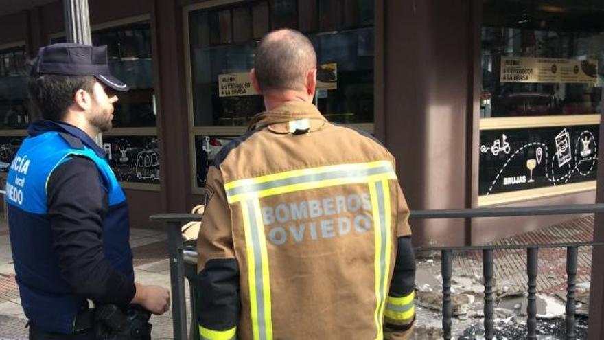 Herido un hombre al desprenderse el techo de la terraza de un bar en Oviedo