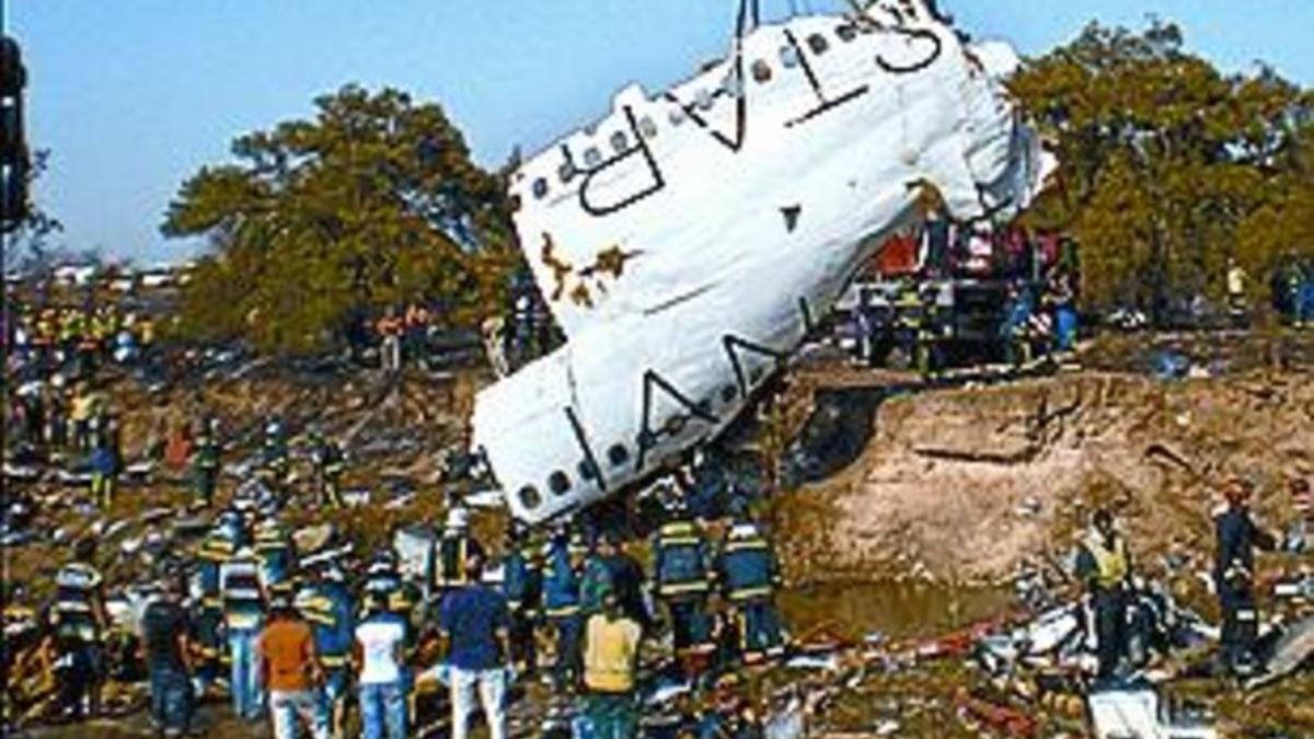 Imagen del accidente del avión de Spanair, en Barajas, en el 2008.