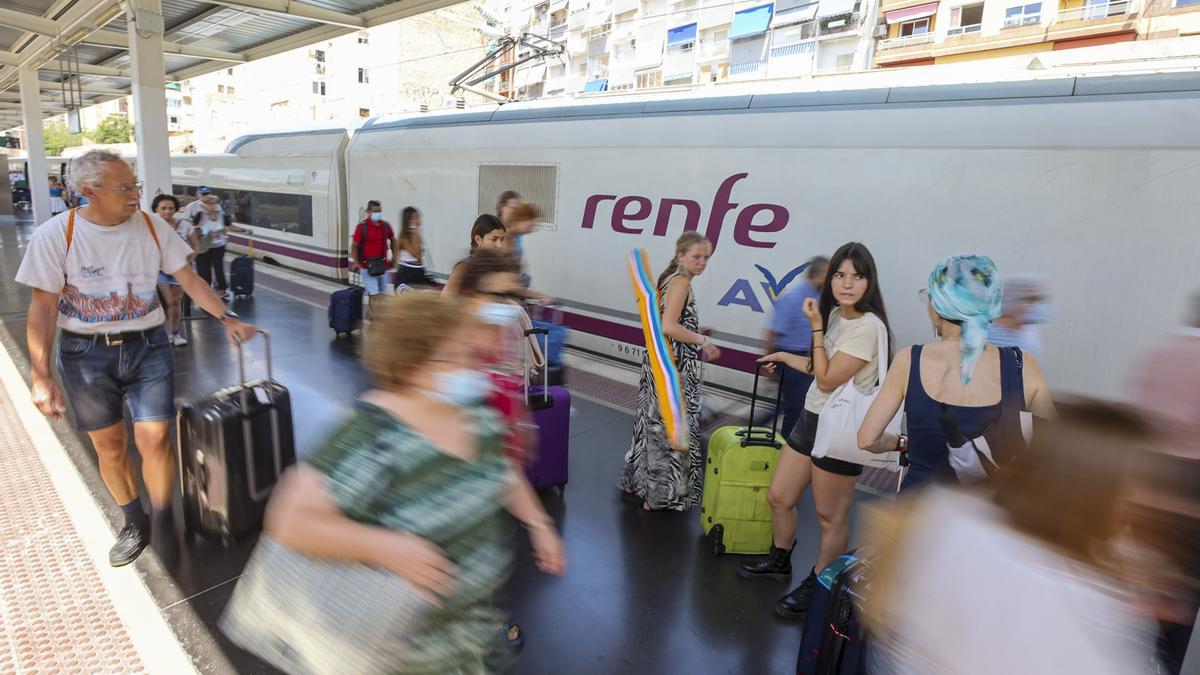 Pasajeros de un tren AVE en la estación de Alicante