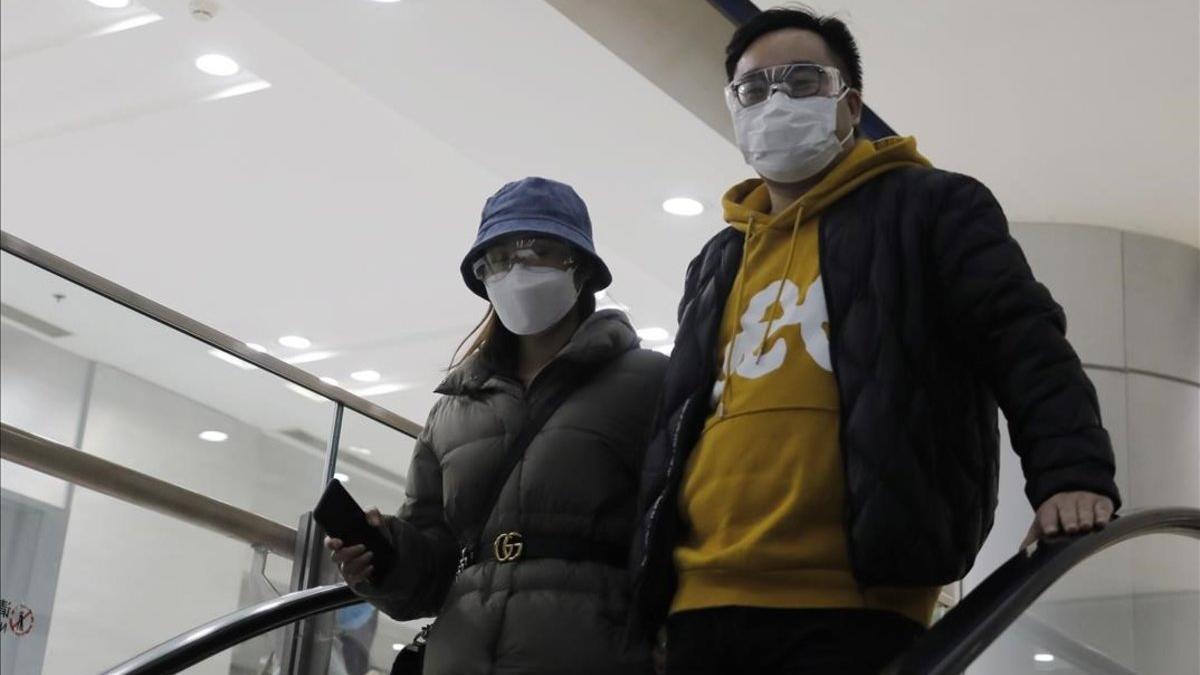 Una pareja con mascarillas para protegerse del coronavirus en Beijing, China