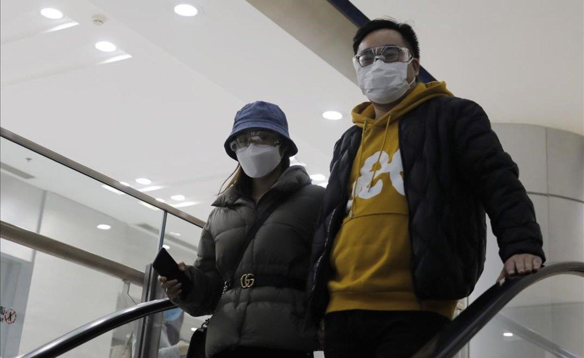 zentauroepp52534410 beijing  china   28 02 2020   people wear protective masks a200228124919