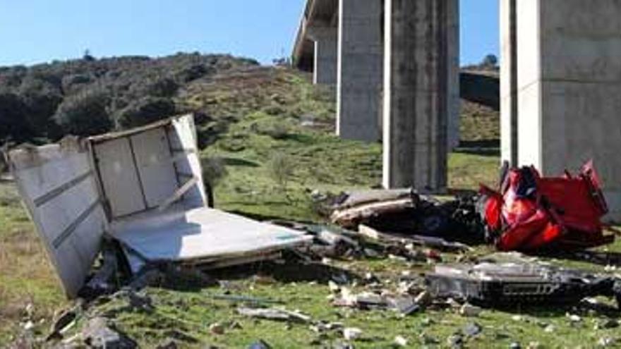 Un camionero muere al caer con el camión por el puente del río Almonte en la A-5