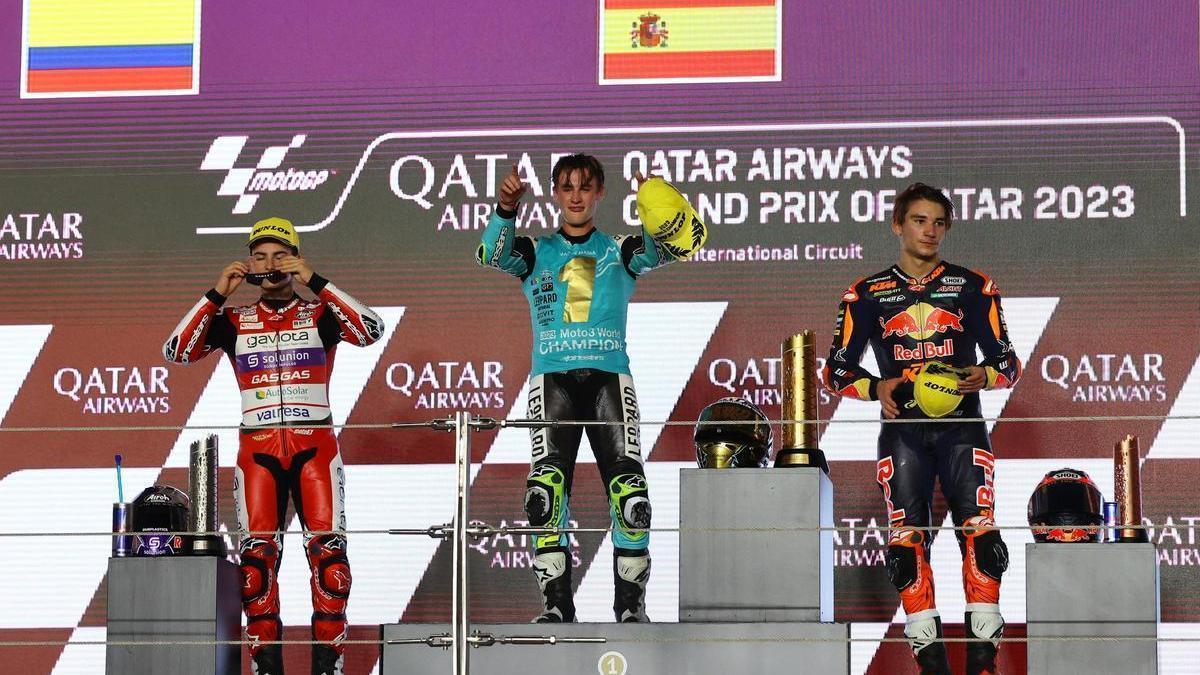 Jaume Masià celebra su título mundial en el podio del Catar.