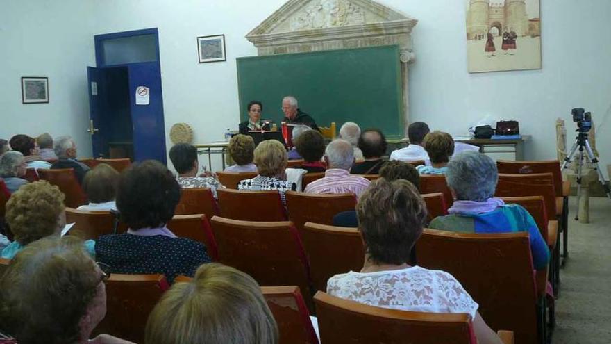 Avelino y Emma de Dios presentan sus dos obras en Villalpando.