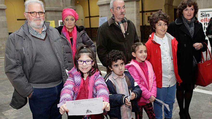 Representantes del Grupo &quot;Eleuterio Quintanilla&quot; y del colegio público Asturias, ayer, en patio del Centro de Cultura Antiguo Instituto.