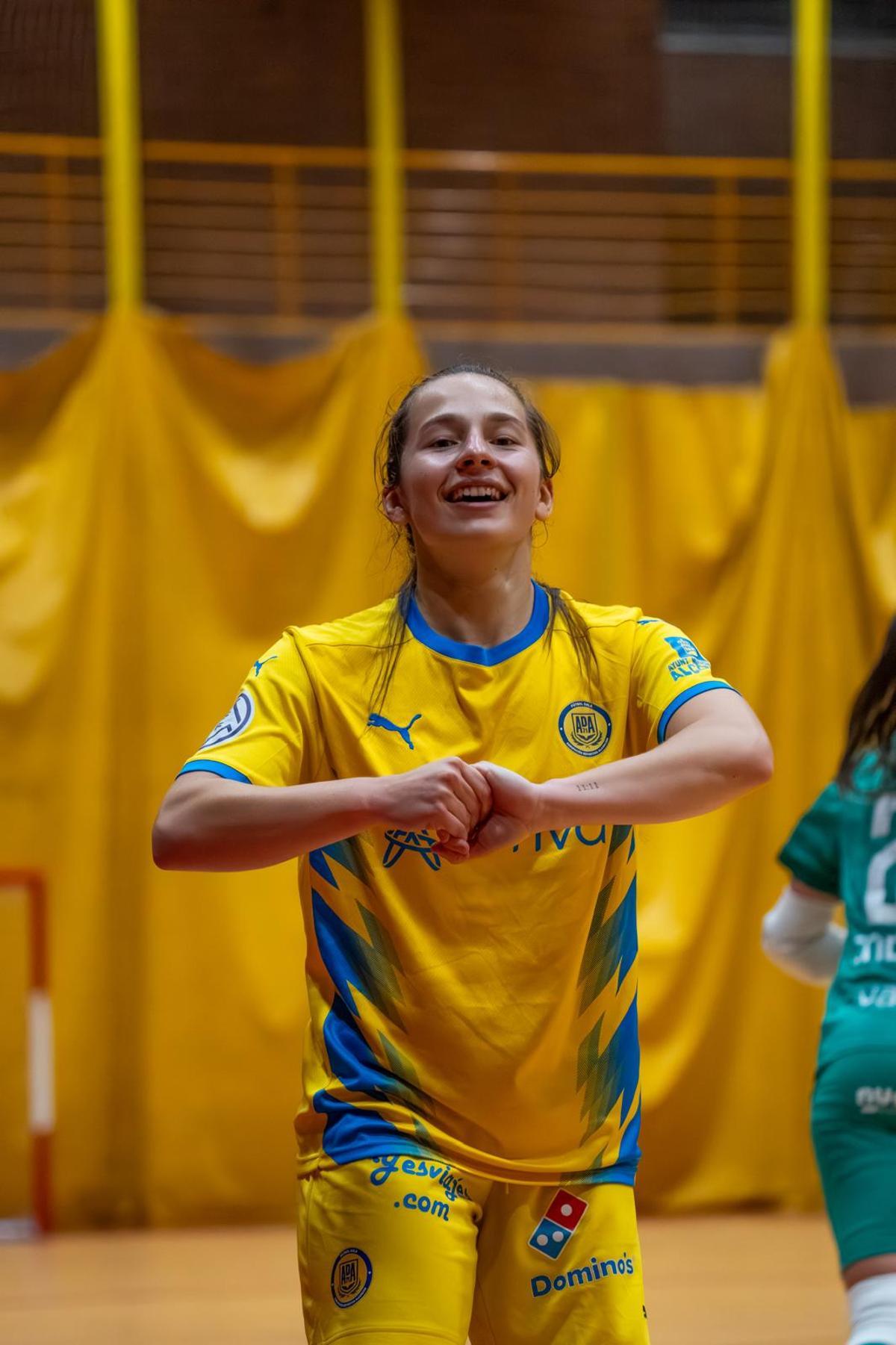 María Barcelona celebra un gol con la camiseta del Alcorcón.