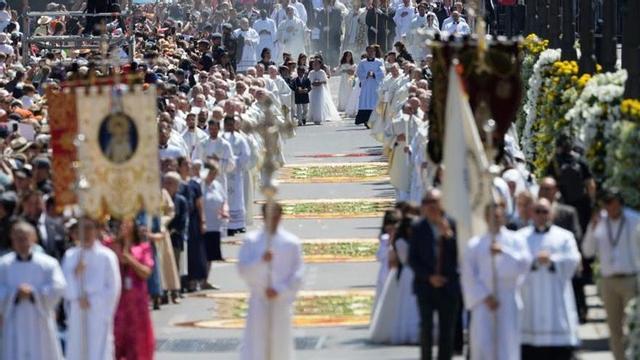 El Papa León XIV procesiona por las alfombras de Ponteareas.