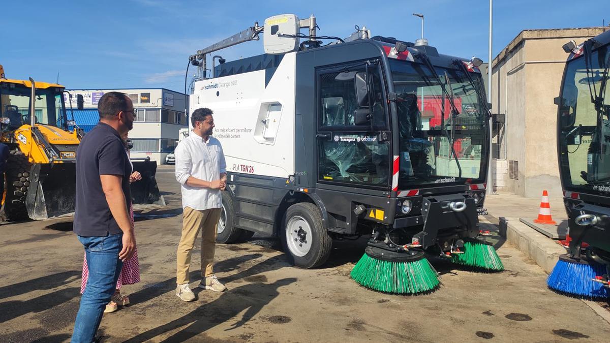 El alcalde de Tarragona conduce uno de los nuevos vehículos de la limpieza municipales