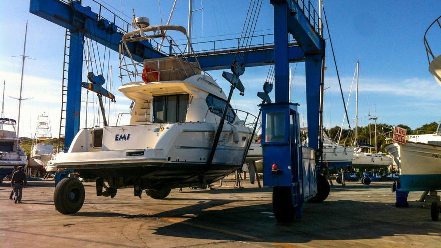 Disposa d&#039;un travelift per a vaixels de fins a 60 tones i 20 metres d&#039;eslora